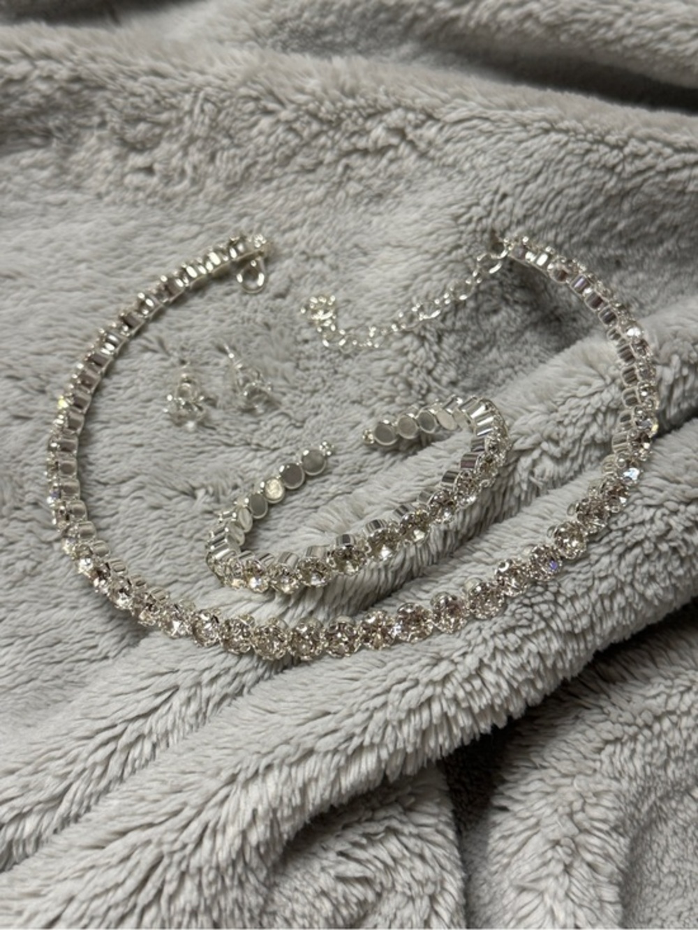 Elegant Costume Jewelry Set – Necklace, Bracelet & Stud Earrings ✨